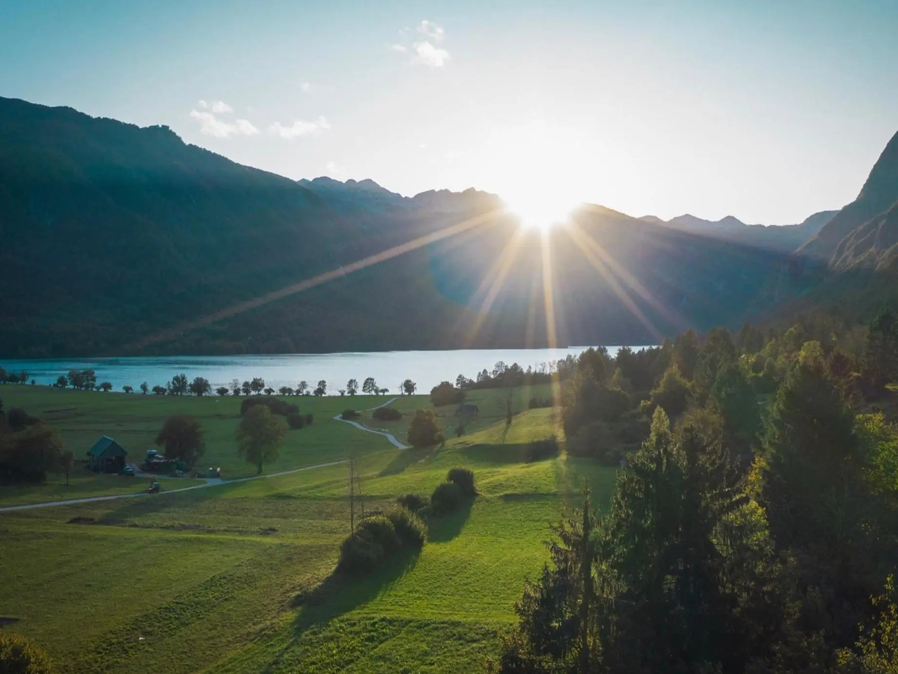 Sonce nad Bohinjskim jezerom