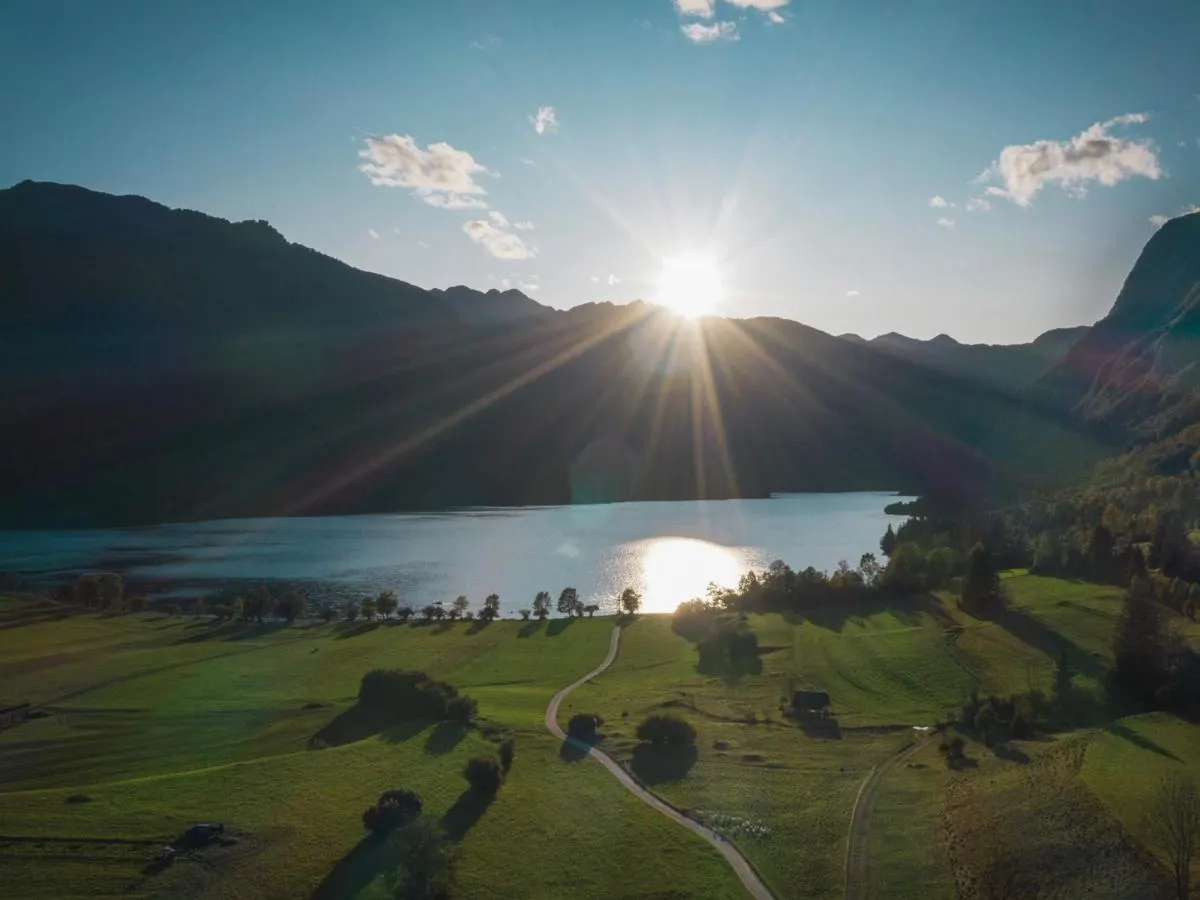Travniki pod Staro Fužino in Bohinjsko jezero v večernem soncu