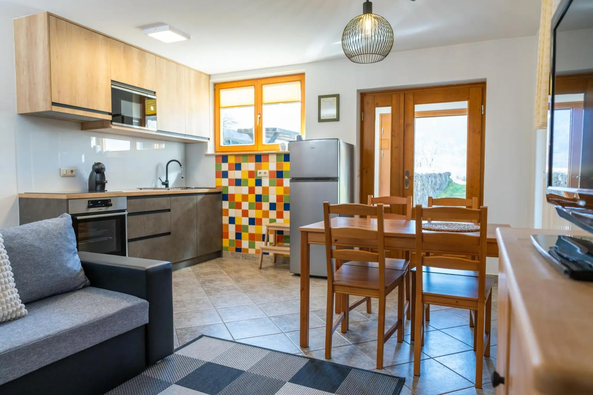 Dnevni prostor s kuhinjo v Apartmaju Rožič